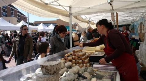 El Mercado de las Viandas reúne en Tudela a cerca de 40 productores artesanos Varias personas contemplan un puesto de quesos. M.T.