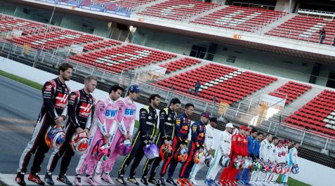 Los pilotos posan en el Circuito de Barcelona-Cataluña en las sesiones de pretemporada Los pilotos posan en el Circuito de Barcelona-Cataluña en las sesiones de pretemporada