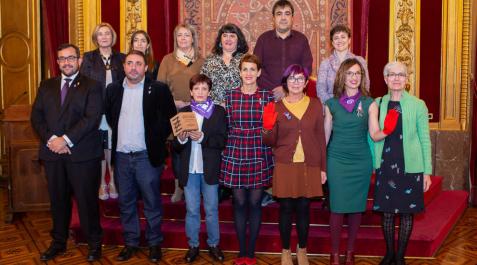 La presidenta Chivite y el viceconsejero Remírez junto a las integrantes de la asociación Lunes Lilas La presidenta Chivite y el viceconsejero Remírez junto a las integrantes de la asociación Lunes Lilas