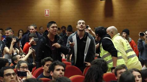 Dos de los jóvenes que han tratado de boicotear el acto de Pablo Iglesias. Dos de los jóvenes que han tratado de boicotear el acto de Pablo Iglesias.