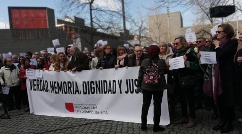 Las víctimas de ETA aseguran que no permitirán que se Las víctimas de ETA aseguran que no permitirán que se