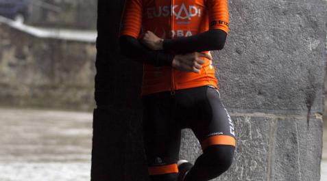 El leitzarra Ibai Azurmendi, en el porche del Ayuntamiento de Leitza antes de salir a entrenarse. El leitzarra Ibai Azurmendi, en el porche del Ayuntamiento de Leitza antes de salir a entrenarse.