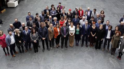 ACTO POR EL DÍA INTERNACIONAL DE LA MUJER. A las 12 del mediodía, el pleno del Parlamento se detuvo y todos acudieron al atrio de la Cámara para celebrar un acto institucional con motivo del 8 de Marzo. Intervinieron los presidentes del Gobierno y del Parlamento, María Chivite y Unai Hualde, y los portavoces. A su conclusión, posaron para una fotografía. ACTO POR EL DÍA INTERNACIONAL DE LA MUJER. A las 12 del mediodía, el pleno del Parlamento se detuvo y todos acudieron al atrio de la Cámara para celebrar un acto institucional con motivo del 8 de Marzo. Intervinieron los presidentes del Gobierno y del Parlamento, María Chivite y Unai Hualde, y los portavoces. A su conclusión, posaron para una fotografía.
