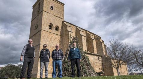 Algunos de los cofrades de la cofradía de Villatuerta junto a la hoguera que se encenderá esta tarde. Algunos de los cofrades de la cofradía de Villatuerta junto a la hoguera que se encenderá esta tarde.