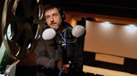 Xabier Erkizia, captando el sonido de un proyector en una de las salas pequeñas de Baluarte. Xabier Erkizia, captando el sonido de un proyector en una de las salas pequeñas de Baluarte.