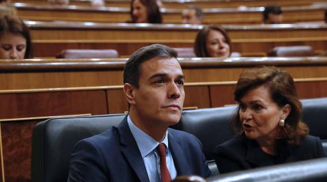 El presidente del Gobierno, Pedro Sánchez, junto a la vicepresidenta, Carmen Calvo, al inicio este miércoles del pleno del Congreso, donde realiza su última comparecencia antes de convocar elecciones. El presidente del Gobierno, Pedro Sánchez, junto a la vicepresidenta, Carmen Calvo, al inicio este miércoles del pleno del Congreso, donde realiza su última comparecencia antes de convocar elecciones.