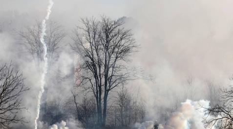La Policía griega vuelve a cargar en la frontera terrestre contra los emigrantes La Policía griega vuelve a cargar en la frontera terrestre contra los emigrantes