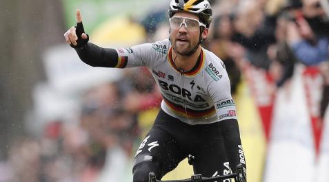 El ciclista alemán Maximilian Schachmann (Bora-Hansgrohe) se adjudicó este domingo al esprint la primera etapa de la París-Niza. El ciclista alemán Maximilian Schachmann (Bora-Hansgrohe) se adjudicó este domingo al esprint la primera etapa de la París-Niza.