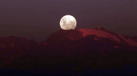 'Superluna' en medio mundo La luna se tiñe de color rojizo en un eclipse total seguido en medio mundo