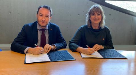 El rector de la Universidad, Ramón Gonzalo García, y la consejera Relaciones Ciudadanas, Ana Ollo Hualde El rector de la Universidad, Ramón Gonzalo García, y la consejera Relaciones Ciudadanas, Ana Ollo Hualde