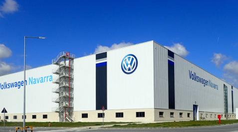 Nueva nave de Chapistería de Volkswagen Navarra Volkswagen Navarra ha estrenado una nave de Chapistería tras una inversión de 117,2 millones de euros. En 32.000 metros cuadrados, contiene 366 robots y alberga el primer paso del proceso productivo del nuevo Volkswagen Polo: la fabricación del bastidor del vehículo.