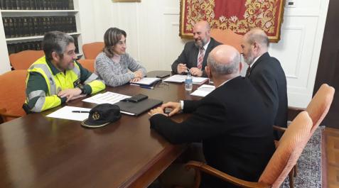 El delegado del Gobierno en Navarra, José Luis Arasti, se ha reunido con la jefa provincial de Tráfico, Belén Santamaría, y el jefe de la Agrupación de Tráfico de la Guardia Civil, Agustín Aznárez El delegado del Gobierno en Navarra, José Luis Arasti, se ha reunido con la jefa provincial de Tráfico, Belén Santamaría, y el jefe de la Agrupación de Tráfico de la Guardia Civil, Agustín Aznárez
