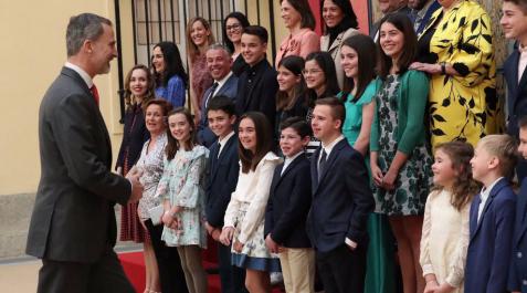 El Rey Felipe VI recibe en audiencia a los escolares ganadores del concurso escolar, `¿Qué es un Rey para ti?' El Rey Felipe VI recibe en audiencia a los escolares ganadores del concurso escolar, `¿Qué es un Rey para ti?'