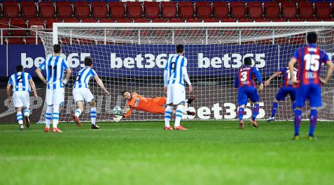 La Real asalta la Champions y deja en un aprieto al Eibar La Real asalta la Champions y deja en un aprieto al Eibar