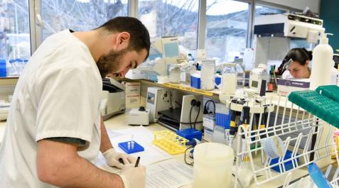 Fotografía facilitada por IrsiCaixa de los laboratorios del Instituto de Investigación del Sida IrsiCaixa de Barcelona. Fotografía facilitada por IrsiCaixa de los laboratorios del Instituto de Investigación del Sida IrsiCaixa de Barcelona.