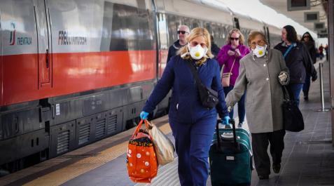 Italia intenta aislar focos del coronavirus con controles, arrestos y multas Italia intenta aislar focos del coronavirus con controles, arrestos y multas