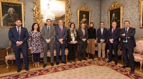 De izqda. a dcha: Gonzalo Soto (Caja Rural); Blanca Jáuregui (Viscofan); Ricardo Goñi (Caja Rural); Xabier Errasti (MTorres); Pilar Irigoien (CEIN); Manu Ayerdi, consejero de Desarrollo Económico y Empresarial; Ainhoa Zabala (Zabala Innovation Consulting); Ricardo Pérez (Fundación Geoalcali); Joseba Sagastigordia (Coorporación Mondragon) y Julio Maset (Laboratorios Cinfa). De izqda. a dcha: Gonzalo Soto (Caja Rural); Blanca Jáuregui (Viscofan); Ricardo Goñi (Caja Rural); Xabier Errasti (MTorres); Pilar Irigoien (CEIN); Manu Ayerdi, consejero de Desarrollo Económico y Empresarial; Ainhoa Zabala (Zabala Innovation Consulting); Ricardo Pérez (Fundación Geoalcali); Joseba Sagastigordia (Coorporación Mondragon) y Julio Maset (Laboratorios Cinfa).