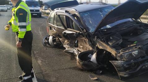 Herido leve tras salirse de la vía y volcar con su todoterreno en la A-15 en Esquíroz Herido leve tras salirse de la vía y volcar con su todoterreno en la A-15 en Esquíroz
