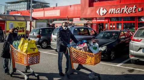 Varias personas se abastecen de productos básicos en un supermercado en Milán Varias personas se abastecen de productos básicos en un supermercado en Milán