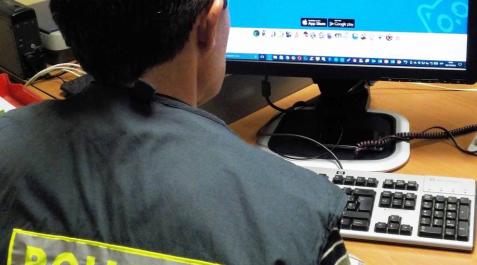 Un agente de la Policía Foral del Grupo de Delitos Informáticos Un agente de la Policía Foral del Grupo de Delitos Informáticos