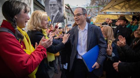 El exconseller Jordi Turull es recibido en Terrassa al llegar a su trabajo en un despacho de abogados tras su salir de prisión El exconseller Jordi Turull es recibido en Terrassa al llegar a su trabajo en un despacho de abogados tras su salir de prisión