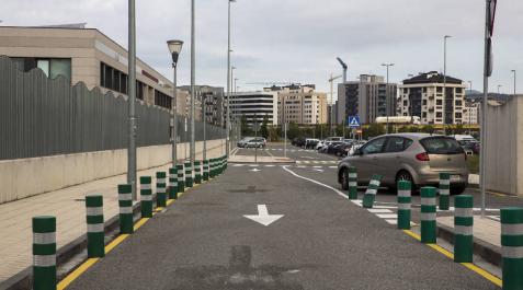 Controversia en Maristas por los nuevos pivotes del aparcamiento Controversia en Maristas por los nuevos pivotes del aparcamiento