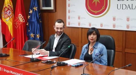 Jorge Crespo y Magdalena Hernández, en el Ayuntamiento de Estella. Jorge Crespo y Magdalena Hernández, en el Ayuntamiento de Estella.