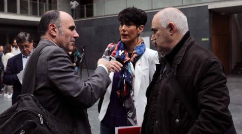 Los consejeros Manu Ayerdi, Elma Saiz y José Mª Aierdi hablan en el atrio del Parlamento. Los consejeros Manu Ayerdi, Elma Saiz y José Mª Aierdi hablan en el atrio del Parlamento.