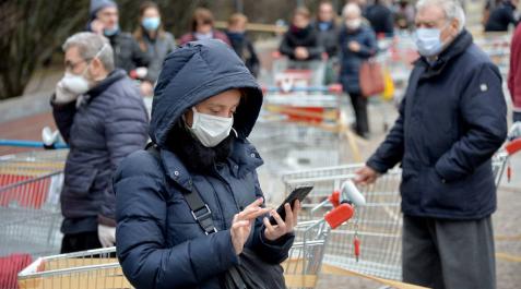 Personas con máscara hace cola en una supermercado en Italia. Personas con máscara hace cola en una supermercado en Italia.
