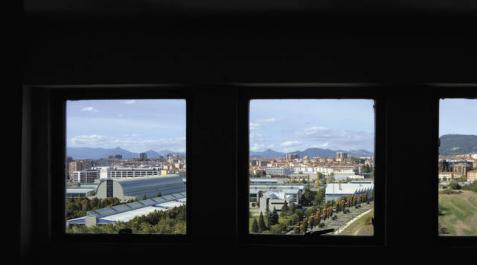 Las tres ventanas del rellano de la decimotercera planta de la torre Arrosadia se asoman al campus de la Universidad Pública de Navarra en su 30 aniversario. Las tres ventanas del rellano de la decimotercera planta de la torre Arrosadia se asoman al campus de la Universidad Pública de Navarra en su 30 aniversario.
