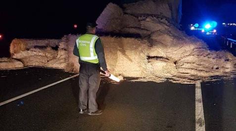 Un camión pierde la carga tras chocar con otro en la N-113, en la rotonda de Cintruénigo Un camión pierde la carga tras chocar con otro en la N-113, en la rotonda de Cintruénigo
