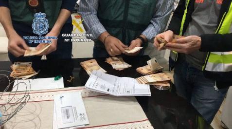 Una banda estafa tres millones a 100 víctimas clonando las SIM de sus móviles Una banda estafa tres millones a 100 víctimas clonando las SIM de sus móviles