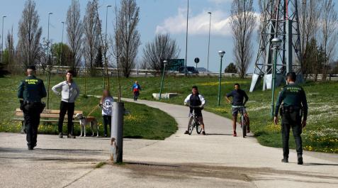 Se prohíbe salir a pasear y hacer ejercicio en la calle, bajo sanción Se prohíbe salir a pasear y hacer ejercicio en la calle, bajo sanción