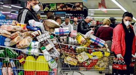 Voluntarios les llenan el frigo a los más mayores Voluntarios les llenan el frigo a los más mayores