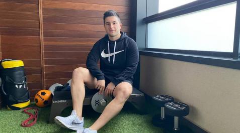 El preparador Ioritz Sanz posa rodeado de material deportivo en su casa, convertida en sala de operaciones durante la cuarentena. El preparador Ioritz Sanz posa rodeado de material deportivo en su casa, convertida en sala de operaciones durante la cuarentena.