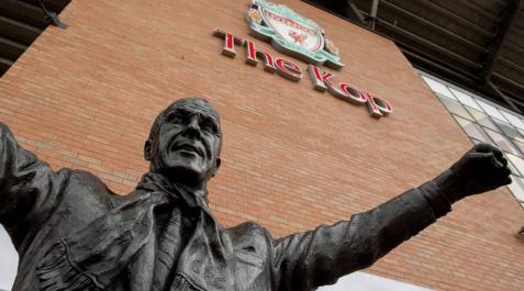 Estatua del mítico exentrenador del Liverpool Bill Shankly en la puerta del estadio de Anfield. Estatua del mítico exentrenador del Liverpool Bill Shankly en la puerta del estadio de Anfield.