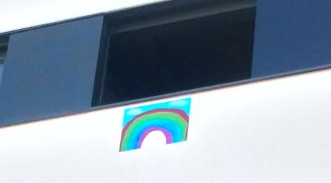 Dibujos de arcoíris en los balcones para combatir el confinamiento Dibujos de arcoíris en los balcones para combatir el confinamiento