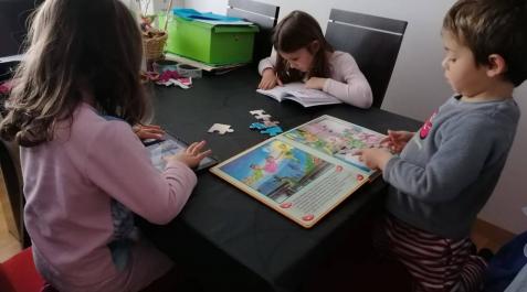 Un improvisado colegio en cada casa Un improvisado colegio en cada casa