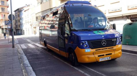 Un autobús urbano circula por Tudela. Un autobús urbano circula por Tudela.