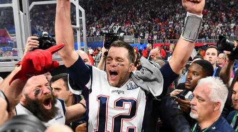 Tom Brady sostiene a su hija Vivian tras ganar su sexta Super Bowl. Tom Brady sostiene a su hija Vivian tras ganar su sexta Super Bowl.