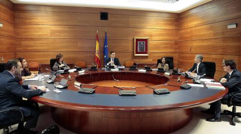 El Gobierno prohíbe ir a playas, limita peluquerías sólo a domicilio y abre clínicas veterinarias El Gobierno prohíbe ir a playas, limita peluquerías sólo a domicilio y abre clínicas veterinarias