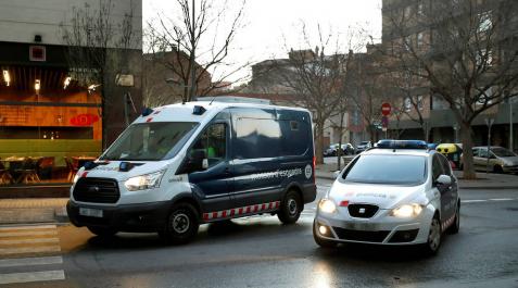 Los detenidos por la presunta violación múltiple de una joven de 18 años en Sabadell (Barcelona) llegan en un furgón de los Mossos d'Esquadra a los juzgados de Sabadell. Los detenidos por la presunta violación múltiple de una joven de 18 años en Sabadell (Barcelona) llegan en un furgón de los Mossos d'Esquadra a los juzgados de Sabadell.