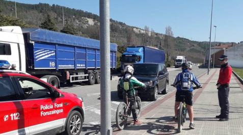 Policía Foral se moviliza para informar a los ciudadanos del estado de alarma Policía Foral se moviliza para informar a los ciudadanos del estado de alarma
