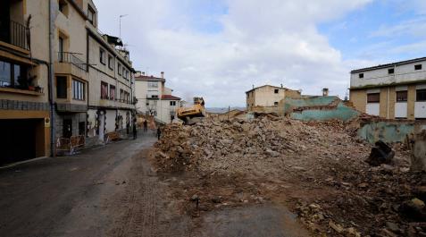 Funes avanza con el plan de mejora del casco viejo derribando varios edificios Funes avanza con el plan de mejora del casco viejo derribando varios edificios
