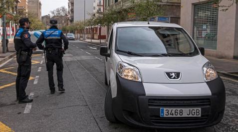 Solo una persona por coche salvo mayores, menores y discapacitados Solo una persona por coche salvo mayores, menores y discapacitados