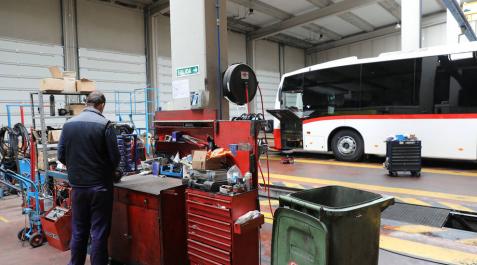 Un operario en el interior del taller de Volvo, donde se trabaja a puerta cerrada. Un operario en el interior del taller de Volvo, donde se trabaja a puerta cerrada.