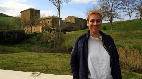 Izaskun Adot posaba el viernes en Larraya, el pueblo en el que reside con su familia desde hace tres años. Izaskun Adot posaba el viernes en Larraya, el pueblo en el que reside con su familia desde hace tres años.