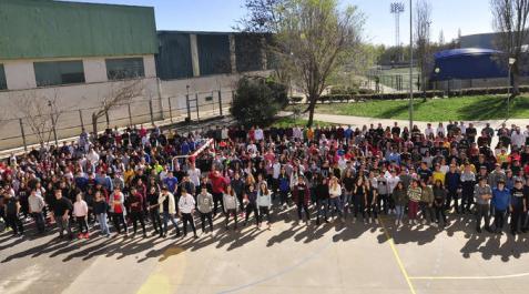 Estudiantes del IES Ribera del Arga de Secundaria y Bachillerato posaron para la fotografía en el patio del centro educativo. Estudiantes del IES Ribera del Arga de Secundaria y Bachillerato posaron para la fotografía en el patio del centro educativo.