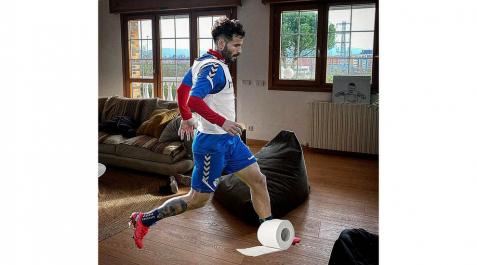 Como broma, el jugador de Osasuna ha publicado un fotomontaje en el que sale en su casa controlando con el pie un rollo de papel higiénico Como broma, el jugador de Osasuna ha publicado un fotomontaje en el que sale en su casa controlando con el pie un rollo de papel higiénico