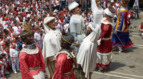 Despedida de la Comparsa de Gigantes y Cabezudos Fotos de la despedida de la Comparsa de Gigantes y Cabezudos en la plaza Consistorial en San Fermín 2019